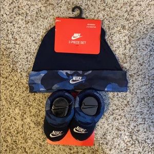 NWT Nike hat & Bootie set 0-6m